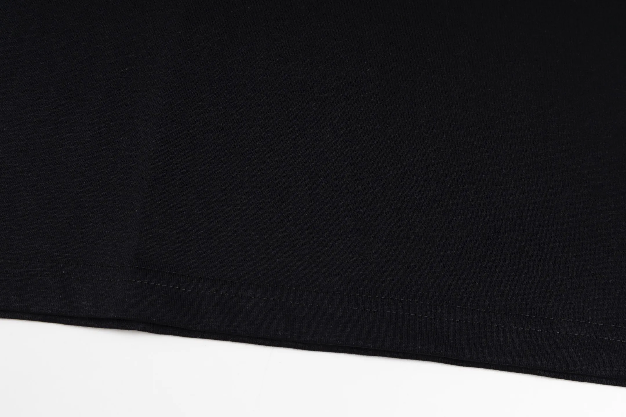 🅿️350 [Exclusive supply] CH Miami limited color cross long sleeves (white) The fabric is made of 26-woven 220-gram high-weight cotton fabric, which is thick and crisp and not easy to deform, with fine texture, breathable and skin-friendly. The design is derived from the CH Miami limited series. The colorful cross print interprets the brand's classic aesthetics, and is trendy and cool with a tension of faith. High-temperature ink printing process, rich color levels and delicate transitions, even large-area complex patterns are still bright and durable without cracking after washing. Size:S-M-L